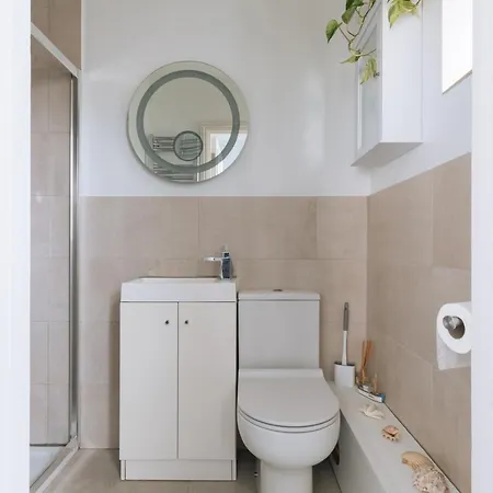 Stunning 2 Bedroom, 2 Bathroom With Parking شقة بريستول