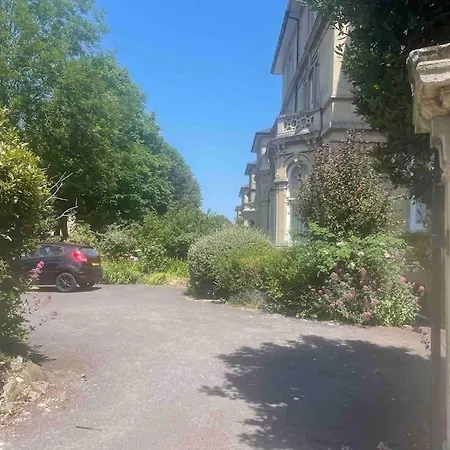 Apartman Stunning 2 Bedroom, 2 Bathroom With Parking *