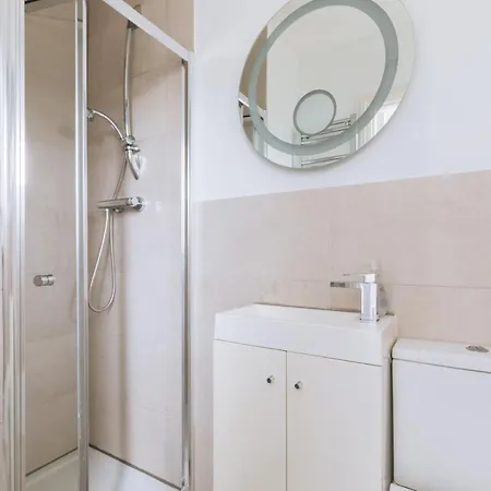 Stunning 2 Bedroom, 2 Bathroom With Parking *
