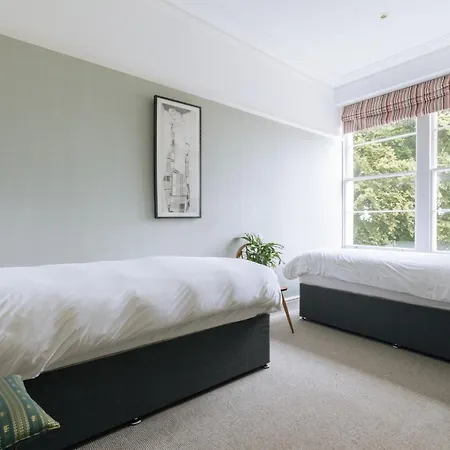 Stunning 2 Bedroom, 2 Bathroom With Parking * Bristol