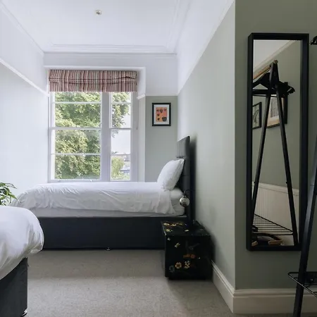 Stunning 2 Bedroom, 2 Bathroom With Parking Bristol