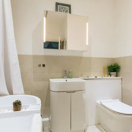 Stunning 2 Bedroom, 2 Bathroom With Parking Appartement *