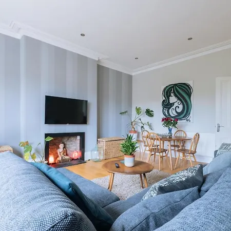 Stunning 2 Bedroom, 2 Bathroom With Parking *