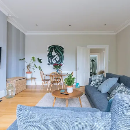 Stunning 2 Bedroom, 2 Bathroom With Parking *
